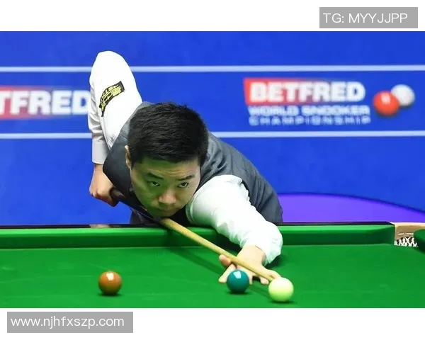 丁俊晖与足球明星同场竞技展现台球与足球的精彩碰撞