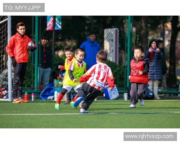 足球明星亲自示范教训儿子踢球技巧视频引发热议与感动