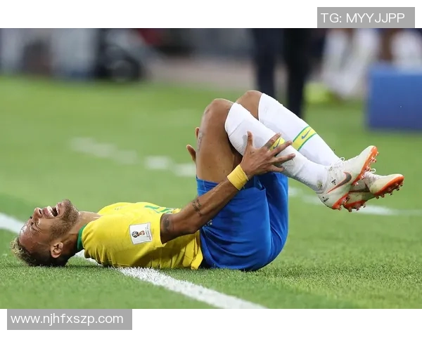 白色头发的足球明星男生如何在赛场上展现独特魅力与风采