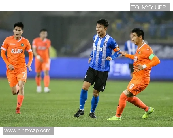 蓝色短裤男足球明星的魅力与风采探讨