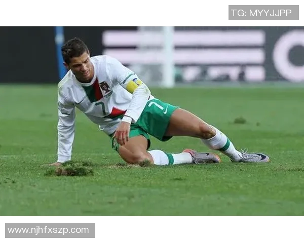 足球明星是否总是成为公众和媒体的焦点与争议对象的深度探讨