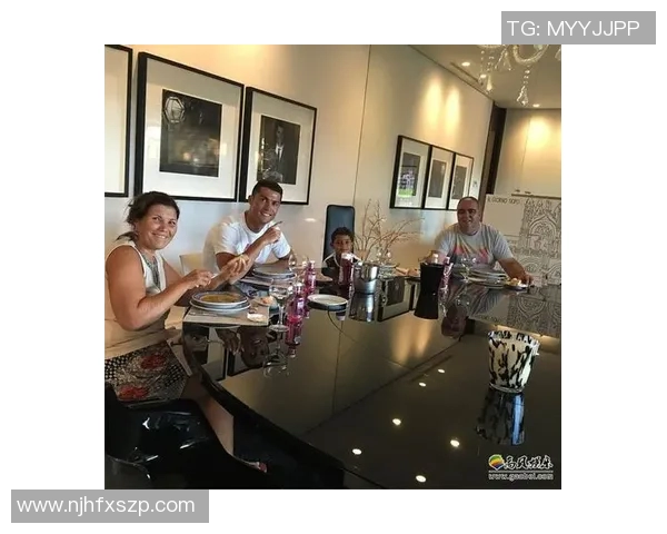 酒吧足球明星真实照片揭秘背后的故事与生活点滴 酒吧足球明星真实照片揭秘背后的故事与生活点滴